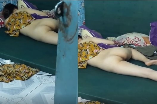 Lẻn phòng em hàng xóm ngắm lồn