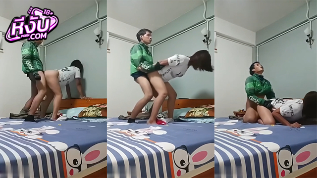 คลิปหลุด หนุ่มขับแกร็ปไปส่งของโดนสาวลากเข้าห้องไปให้ทิป!!! จับยืนโก่งหีเอาควยยัดแล้วซอยท่าหมาใสไม่ยั้งเตียงแทบหักครางลั่นห้องแตกในคารูหี